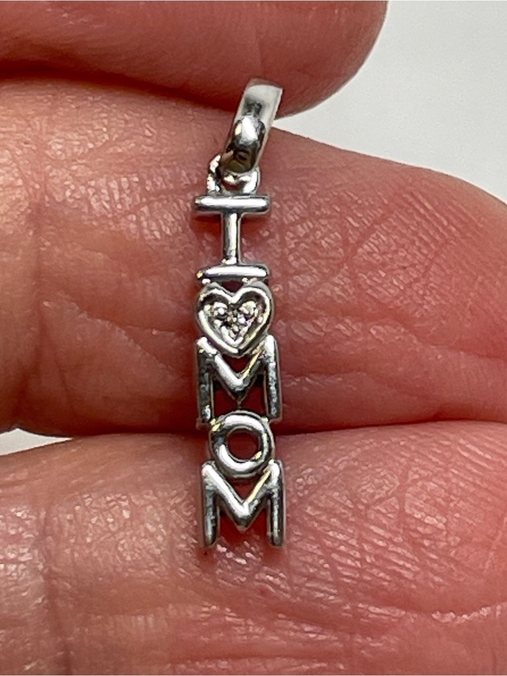 925 Signed Sterling Silver “I Love (heart) Mom” Vertically Stacked Charm .96g